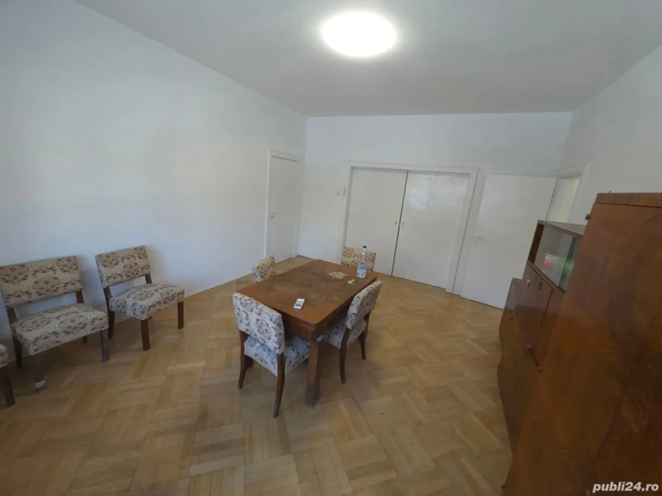 Apartament de închiriat persoana sau firma - Apartament strada Atena nr 7 ap1 parter, 4 cmere 2 intrari ,hol întrare cu dresing ,wc servici ,bucatarie cu centrala aragaz debara ,hol cu design ,camera birou ,hol mic ,baie mare ,2 dormitoare 1 Living dublu separat prin uși glisante balcon mare generos 4 aere condiționate,