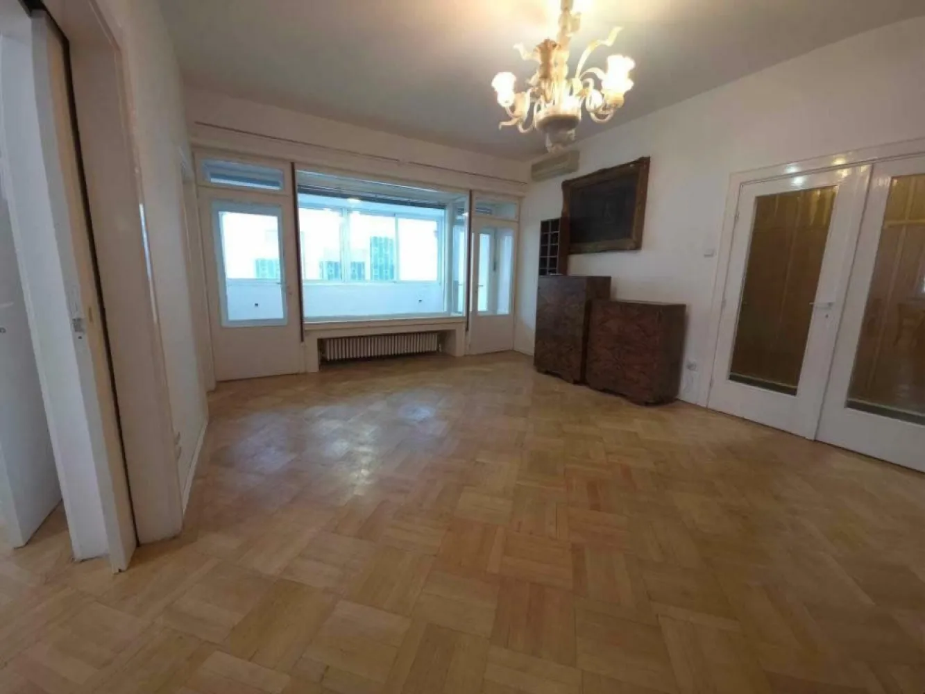 Închiriere apartament 4 camere Dorobanti, Capitale - Oferim spre inchiriere apartament cu 4 camere, recent renovat. Apartamentul poate fi predat spere inchiriere mobilat. Apartamentul are o suprafata de 138 mp, si este situat in zona Dorobanti, Capitale.