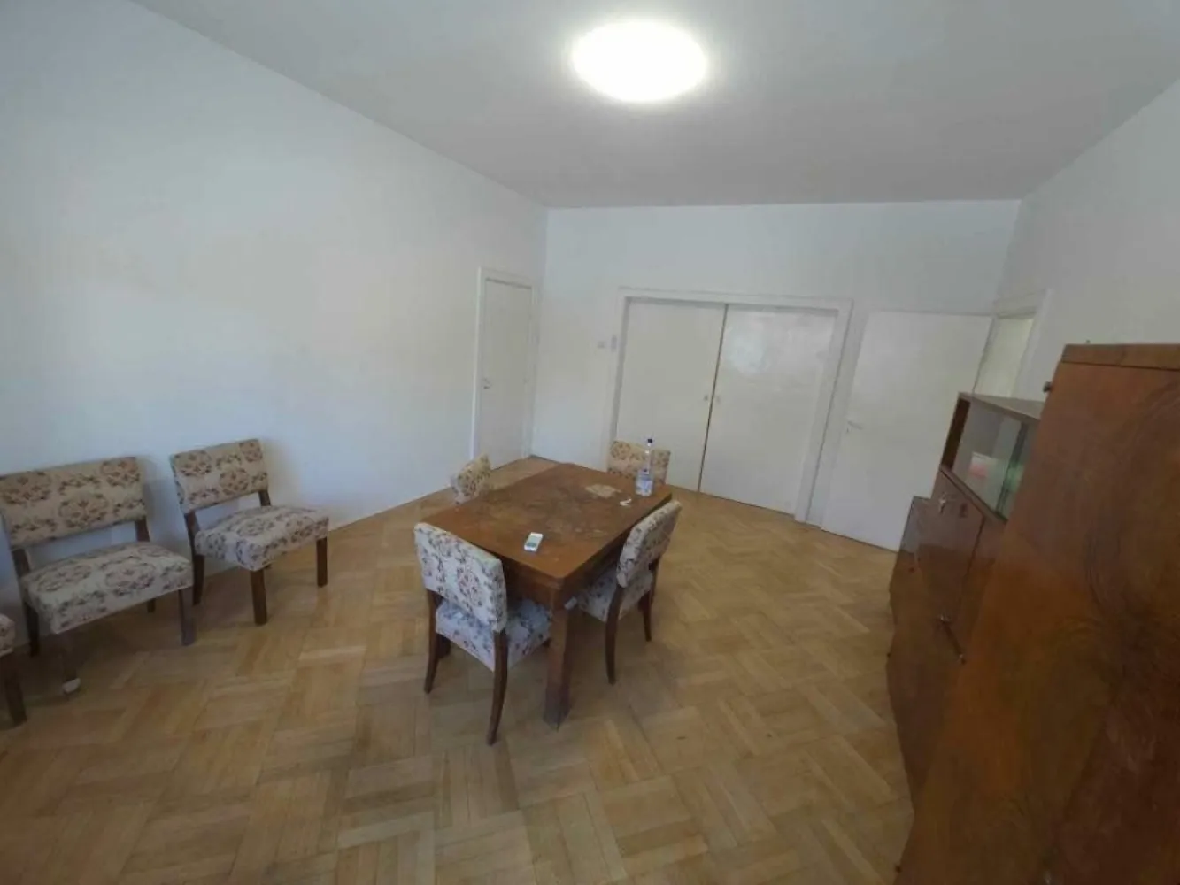 Închiriere apartament 4 camere Dorobanti, Capitale - Oferim spre inchiriere apartament cu 4 camere, recent renovat. Apartamentul poate fi predat spere inchiriere mobilat. Apartamentul are o suprafata de 138 mp, si este situat in zona Dorobanti, Capitale.