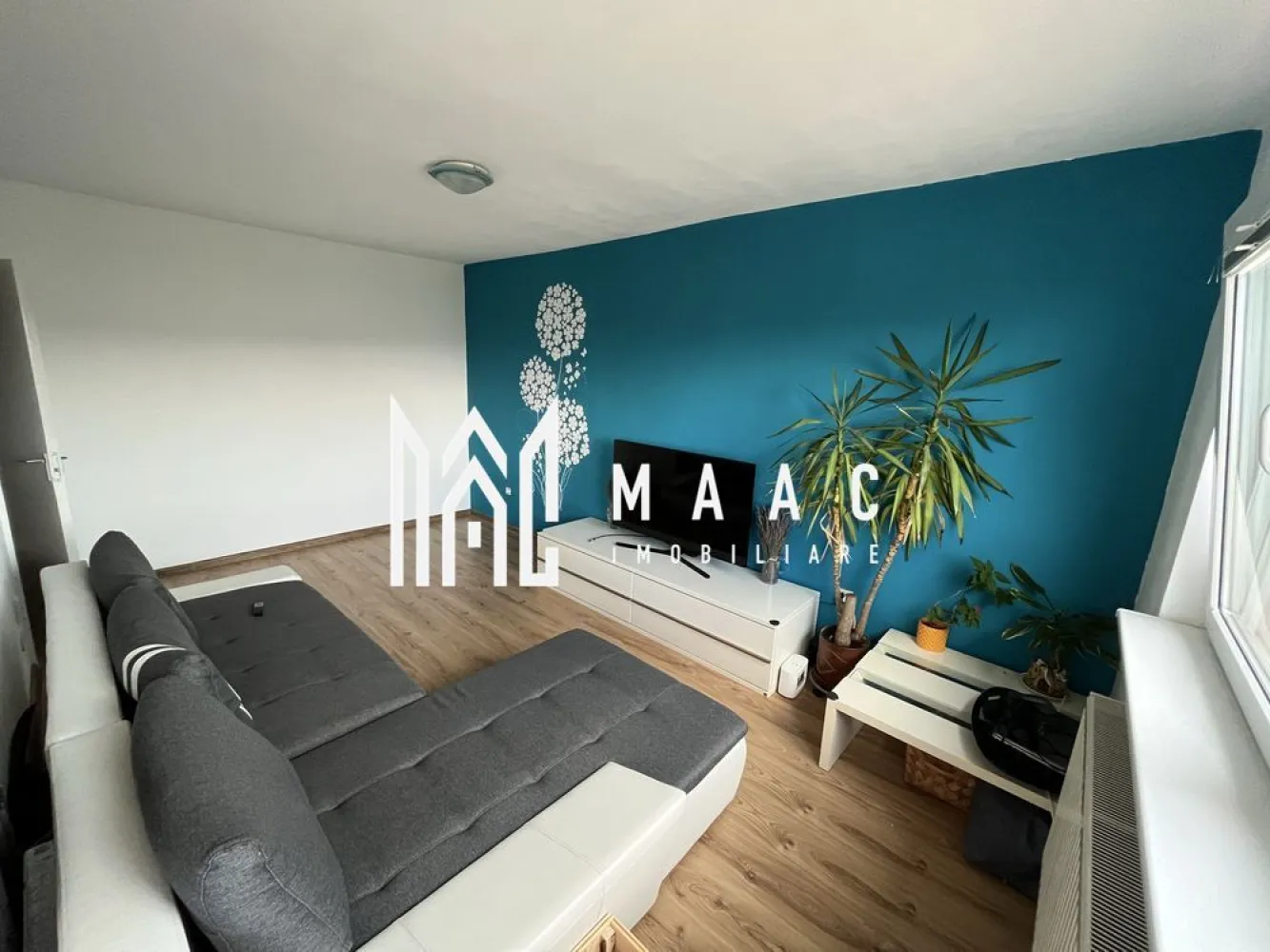 Apartament 3 Camere I Decomandat I Pivnita I Vasile Aaron - Se oferă spre vânzare un apartament spațios cu 3 camere, decomandat, situat la etajul 9 din 10 (intermediar), cu o priveliște superbă spre munți. Locuința are o suprafață utilă de 65 mp, la care se adaugă balconul închis și pivnița inclusă în preț. Apartamentul beneficiază de modernizări importante: instalațiile electrice și sanitare au fost schimbate, blocul este izolat termic, iar țevile comune au fost înlocuite. De asemenea, liftul a fost înnoit în anul 2021, iar întreg imobilul este supravegheat video pentru un plus de siguranță. Compartimentarea este practică și luminoasă, potrivită pentru o familie care caută confort și spațiu sau pentru o investiție sigură într-o zonă foarte căutată. Localizare: în cartierul Vasile Aaron, oferă acces rapid la mijloace de transport, supermarketuri, școli, grădinițe, spații verzi și alte puncte de interes. Zona este liniștită, cu locuri de parcare disponibile în jurul blocului. Apartament disponibil imediat, pregătit pentru locuire sau pentru a fi transformat într-o investiție cu randament excelent. Pentru informati si vizionar: ID: CP2723213 }}
