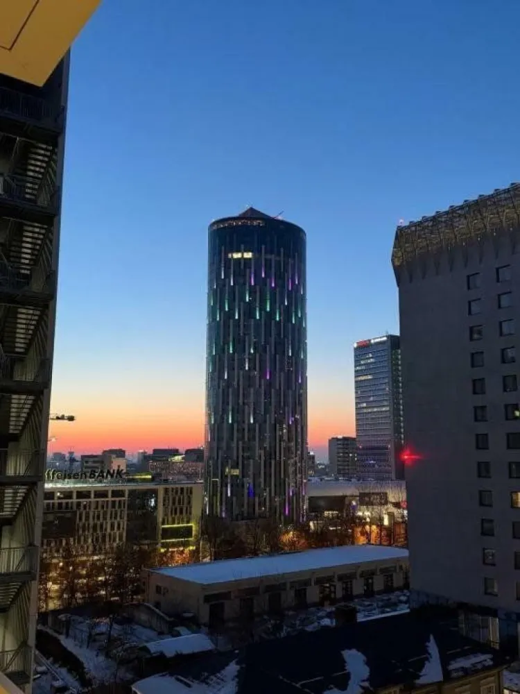 Închiriere apartament 2 camere cu vedere spectaculoasă la Sky Tower şi Promenada - Închiriez apartament cu 2 camere în zona Aviatiei, aproape de clădirile de birouri de pe Pompeiu, la doar 3 minute de mers pe jos de Promenada Mall şi 5 minute de staţia de metrou. Apartamentul se află la etajul 7 al unui bloc nou, finalizat în 2024. Dacă deţii un autoturism, te vei bucura de un loc de parcare subteran inclus în preţ. Complexul beneficiază de o curte interioară amenajată peisagistic, iar accesul este securizat cu barieră. De asemenea, clădirea dispune de recepţie şi pază 24/7. Confortul, siguranţa şi locaţia excelentă te aşteaptă! Nu rata ocazia!