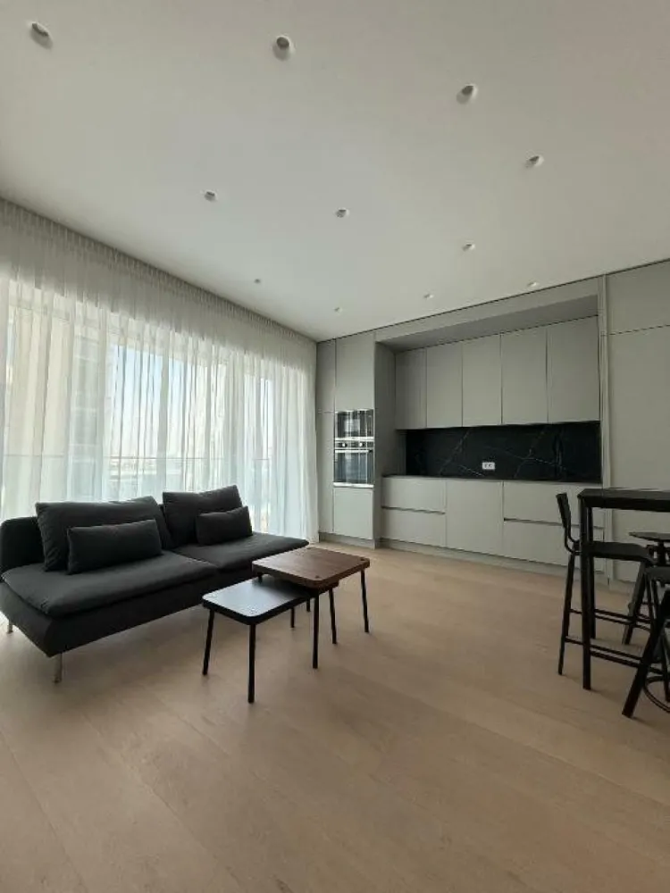 Închiriere apartament 2 camere cu vedere spectaculoasă la Sky Tower şi Promenada - Închiriez apartament cu 2 camere în zona Aviatiei, aproape de clădirile de birouri de pe Pompeiu, la doar 3 minute de mers pe jos de Promenada Mall şi 5 minute de staţia de metrou. Apartamentul se află la etajul 7 al unui bloc nou, finalizat în 2024. Dacă deţii un autoturism, te vei bucura de un loc de parcare subteran inclus în preţ. Complexul beneficiază de o curte interioară amenajată peisagistic, iar accesul este securizat cu barieră. De asemenea, clădirea dispune de recepţie şi pază 24/7. Confortul, siguranţa şi locaţia excelentă te aşteaptă! Nu rata ocazia!