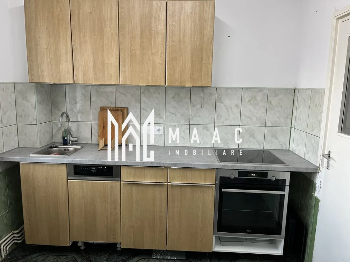 Apartament 3 Camere I Decomandat I Pivnita I Vasile Aaron - Se oferă spre vânzare un apartament spațios cu 3 camere, decomandat, situat la etajul 9 din 10 (intermediar), cu o priveliște superbă spre munți. Locuința are o suprafață utilă de 65 mp, la care se adaugă balconul închis și pivnița inclusă în preț. Apartamentul beneficiază de modernizări importante: instalațiile electrice și sanitare au fost schimbate, blocul este izolat termic, iar țevile comune au fost înlocuite. De asemenea, liftul a fost înnoit în anul 2021, iar întreg imobilul este supravegheat video pentru un plus de siguranță. Compartimentarea este practică și luminoasă, potrivită pentru o familie care caută confort și spațiu sau pentru o investiție sigură într-o zonă foarte căutată. Localizare: în cartierul Vasile Aaron, oferă acces rapid la mijloace de transport, supermarketuri, școli, grădinițe, spații verzi și alte puncte de interes. Zona este liniștită, cu locuri de parcare disponibile în jurul blocului. Apartament disponibil imediat, pregătit pentru locuire sau pentru a fi transformat într-o investiție cu randament excelent. Pentru informati si vizionar: ID: CP2723213 }}