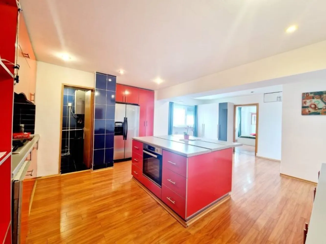 Proprietar Mosilor Obor metrou - Proprietar închiriez ap 2 camere foarte spatios 89 mp utili et 9/11 decomandat modern mobilat(ap a fost transformat din 4 cam in 2),masina spalat vase,masina de spalat,Let tv,aer conditionat etc.ap are 2 bái+centrala proprie si este pozitionat exact la gura de metrou Bucur Obor,are vedere catre Calea Mosilor Adresa imobil Sos Stefan cel mare 240 bl 59a