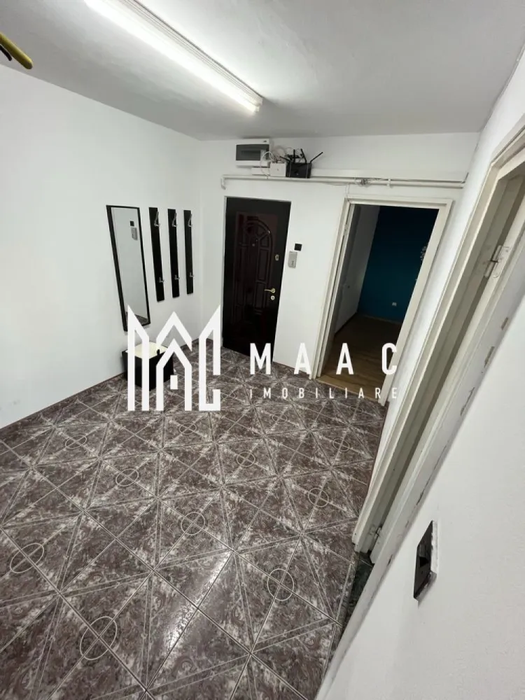 Apartament 3 Camere I Decomandat I Pivnita I Vasile Aaron - Se oferă spre vânzare un apartament spațios cu 3 camere, decomandat, situat la etajul 9 din 10 (intermediar), cu o priveliște superbă spre munți. Locuința are o suprafață utilă de 65 mp, la care se adaugă balconul închis și pivnița inclusă în preț. Apartamentul beneficiază de modernizări importante: instalațiile electrice și sanitare au fost schimbate, blocul este izolat termic, iar țevile comune au fost înlocuite. De asemenea, liftul a fost înnoit în anul 2021, iar întreg imobilul este supravegheat video pentru un plus de siguranță. Compartimentarea este practică și luminoasă, potrivită pentru o familie care caută confort și spațiu sau pentru o investiție sigură într-o zonă foarte căutată. Localizare: în cartierul Vasile Aaron, oferă acces rapid la mijloace de transport, supermarketuri, școli, grădinițe, spații verzi și alte puncte de interes. Zona este liniștită, cu locuri de parcare disponibile în jurul blocului. Apartament disponibil imediat, pregătit pentru locuire sau pentru a fi transformat într-o investiție cu randament excelent. Pentru informati si vizionar: ID: CP2723213 }}
