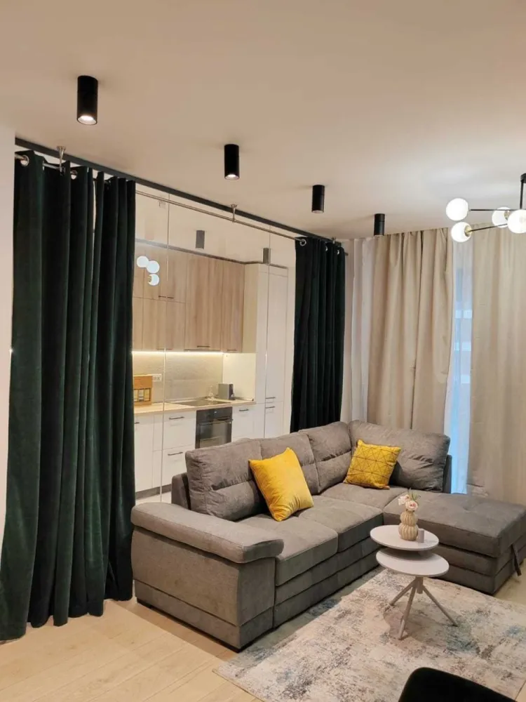 Apartament 2 camere de inchiriat, Bd. Pipera - 52 mp. - Se inchiriaza apartament de 2 camere, direct de la proprietar, situat pe Bd. Pipera la etajul 1, avand o suprafata utila de 52 mp. Locuinta este complet mobilata si utilata. Se percep doua luni de garantie. Detalii principale: - Suprafata utila: 52 mp - Etaj intermediar - Camere: 2 - Terasa: Da - Incalzire: Centrala proprie + incalzire in pardoseala - Stare: Mobilat si utilat complet Pret: 900 euro/luna, negociabil