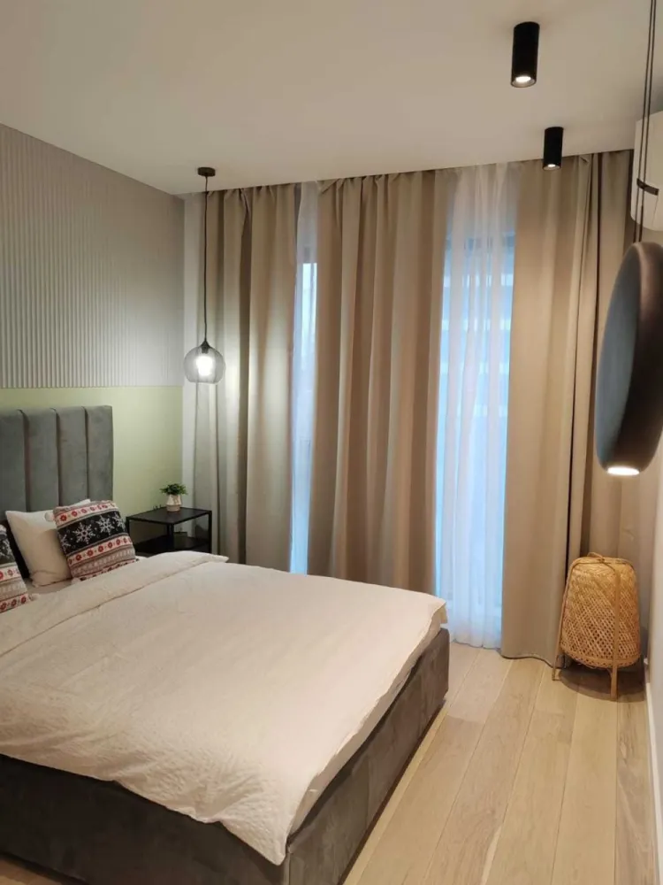 Apartament 2 camere de inchiriat, Bd. Pipera - 52 mp. - Se inchiriaza apartament de 2 camere, direct de la proprietar, situat pe Bd. Pipera la etajul 1, avand o suprafata utila de 52 mp. Locuinta este complet mobilata si utilata. Se percep doua luni de garantie. Detalii principale: - Suprafata utila: 52 mp - Etaj intermediar - Camere: 2 - Terasa: Da - Incalzire: Centrala proprie + incalzire in pardoseala - Stare: Mobilat si utilat complet Pret: 900 euro/luna, negociabil