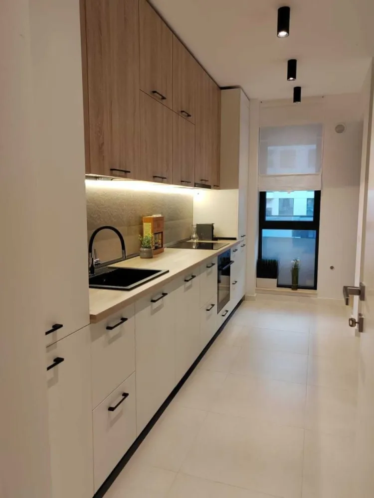 Apartament 2 camere de inchiriat, Bd. Pipera - 52 mp. - Se inchiriaza apartament de 2 camere, direct de la proprietar, situat pe Bd. Pipera la etajul 1, avand o suprafata utila de 52 mp. Locuinta este complet mobilata si utilata. Se percep doua luni de garantie. Detalii principale: - Suprafata utila: 52 mp - Etaj intermediar - Camere: 2 - Terasa: Da - Incalzire: Centrala proprie + incalzire in pardoseala - Stare: Mobilat si utilat complet Pret: 900 euro/luna, negociabil