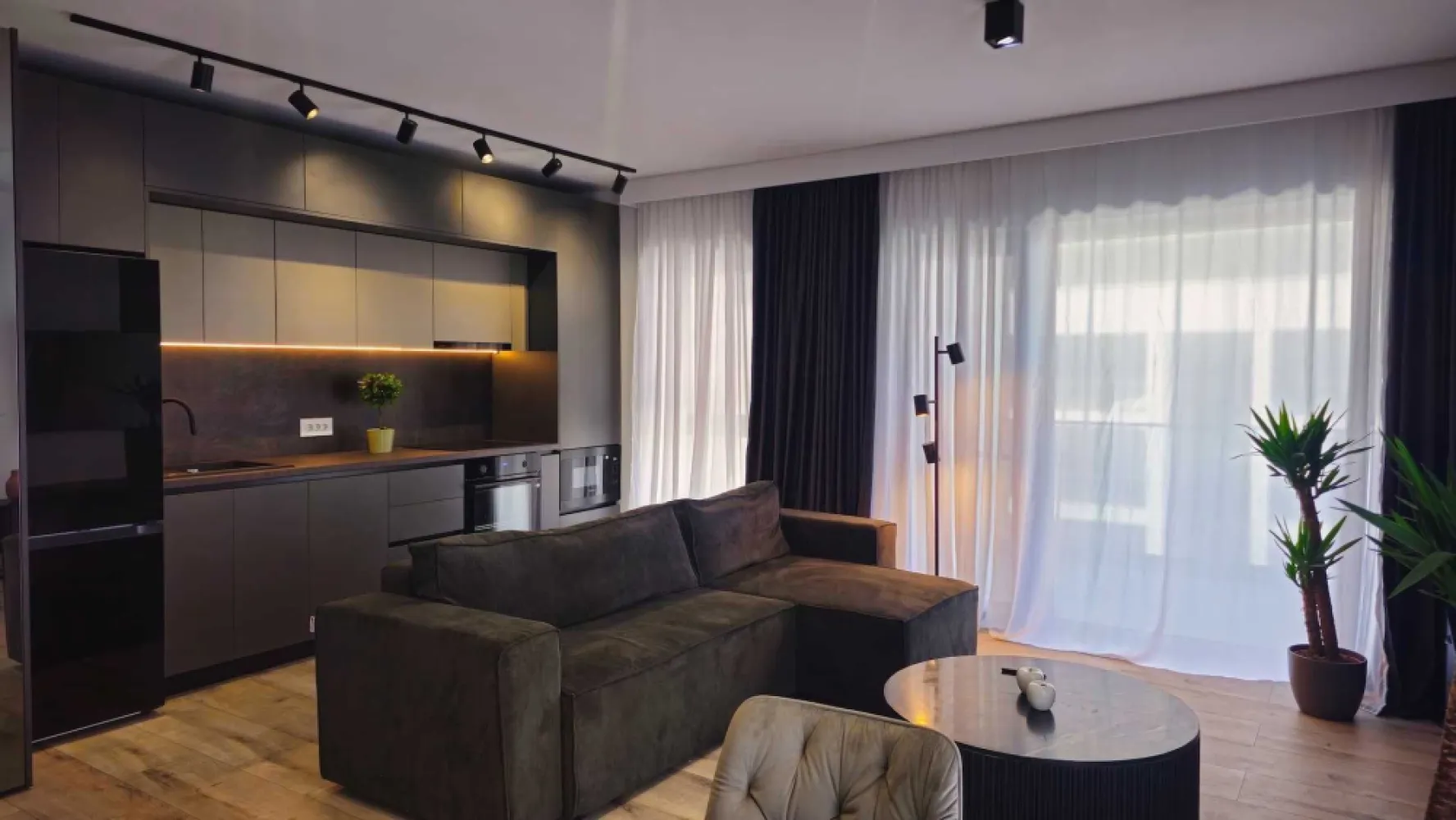Apartament modern 2 camere si parcare - Vedere Libera! - Prima Vista - Un apartament spatios cu vedere libera catre Promenada Mall , cu o mobila moderna si de calitate. Prima Vista este una dintre cele mai noi si moderne cladiri de apartamente din Bucuresti la 10 minute distanta de parcul si lacul Floreasca, 5 minute statia de metrou Pipera, 5 minute de Promenada Mall, 20 minute de parcul Herastrau . Apartamentul are aer condiționat Gree, încălzire prin pardoseală controlata smart, doua terase și vedere panoramica. Această proprietate oferă parcare privată generoasa si un birou de securitate deschis 24/7. Un apartament modern, cu un dormitor, ce este dotat cu televizoare smart și o bucătărie complet utilată, ce oferă oaspeților o mașină de spălat vase, un cuptor, un cuptor cu microunde, o mașină de spălat rufe cu uscator, un frigider și o plită. Dormitorul este pregatit cu un pat confortabil. Are un spatiu de depozitare al lucrurilor destul de generos. Baia are cada , si aerisire naturala, cu o vedere spectaculoasa. Locul de parcare al apartamentului este inclus in pretul afisat si este foarte spatios. Apartamentul este la prima inchiriere, totul fiind nou! Costurile de intretinere sunt mici, apartamentul avand centrala proprie! Langa complex gasim magazine precum Kaufland sau Mega Image, o sala de sport, banca dar si restaurante de calitate cu preturi moderate.O alegere perfecta pentru a locui in Bucuresti! A spacious apartment with an open view of Promenade Mall featuring modern and high-quality furniture. Prima Vista is one of Bucharest's newest and most modern apartment buildings, just 10 minutes from Floreasca Park and Lake, 5 minutes from Pipera metro station, 5 minutes from Promenada Mall, and 20 minutes from Herăstrău Park. The apartment includes Gree air conditioning, smart-controlled underfloor heating, two terraces, and panoramic views. The property also offers generous private parking and a 24/7 security desk. This modern one-bedroom apartment is equipped with smart TVs and a fully fitted kitchen that provides guests with a dishwasher, oven, microwave, washer-dryer, fridge, and stovetop. The bedroom features a comfortable bed and plenty of storage space. The bathroom includes a bathtub, natural ventilation, and a spectacular view. The apartment's parking spot is included in the displayed price. This is a first-time rental, and everything is brand new! Maintenance costs are low, as the apartment has its central heating system. Nearby, you'll find shops like Kaufland and Mega Image, a gym, a bank, and quality restaurants with moderate prices. A perfect choice for living in Bucharest!