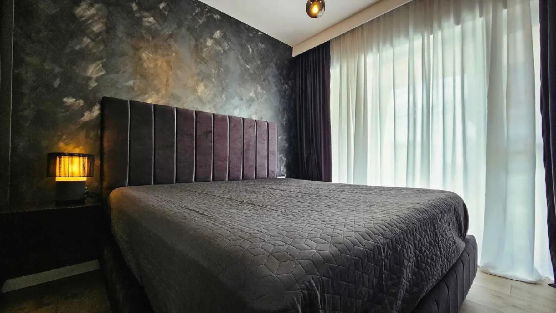 Apartament modern 2 camere si parcare - Vedere Libera! - Prima Vista - Un apartament spatios cu vedere libera catre Promenada Mall , cu o mobila moderna si de calitate. Prima Vista este una dintre cele mai noi si moderne cladiri de apartamente din Bucuresti la 10 minute distanta de parcul si lacul Floreasca, 5 minute statia de metrou Pipera, 5 minute de Promenada Mall, 20 minute de parcul Herastrau . Apartamentul are aer condiționat Gree, încălzire prin pardoseală controlata smart, doua terase și vedere panoramica. Această proprietate oferă parcare privată generoasa si un birou de securitate deschis 24/7. Un apartament modern, cu un dormitor, ce este dotat cu televizoare smart și o bucătărie complet utilată, ce oferă oaspeților o mașină de spălat vase, un cuptor, un cuptor cu microunde, o mașină de spălat rufe cu uscator, un frigider și o plită. Dormitorul este pregatit cu un pat confortabil. Are un spatiu de depozitare al lucrurilor destul de generos. Baia are cada , si aerisire naturala, cu o vedere spectaculoasa. Locul de parcare al apartamentului este inclus in pretul afisat si este foarte spatios. Apartamentul este la prima inchiriere, totul fiind nou! Costurile de intretinere sunt mici, apartamentul avand centrala proprie! Langa complex gasim magazine precum Kaufland sau Mega Image, o sala de sport, banca dar si restaurante de calitate cu preturi moderate.O alegere perfecta pentru a locui in Bucuresti! A spacious apartment with an open view of Promenade Mall featuring modern and high-quality furniture. Prima Vista is one of Bucharest's newest and most modern apartment buildings, just 10 minutes from Floreasca Park and Lake, 5 minutes from Pipera metro station, 5 minutes from Promenada Mall, and 20 minutes from Herăstrău Park. The apartment includes Gree air conditioning, smart-controlled underfloor heating, two terraces, and panoramic views. The property also offers generous private parking and a 24/7 security desk. This modern one-bedroom apartment is equipped with smart TVs and a fully fitted kitchen that provides guests with a dishwasher, oven, microwave, washer-dryer, fridge, and stovetop. The bedroom features a comfortable bed and plenty of storage space. The bathroom includes a bathtub, natural ventilation, and a spectacular view. The apartment's parking spot is included in the displayed price. This is a first-time rental, and everything is brand new! Maintenance costs are low, as the apartment has its central heating system. Nearby, you'll find shops like Kaufland and Mega Image, a gym, a bank, and quality restaurants with moderate prices. A perfect choice for living in Bucharest!