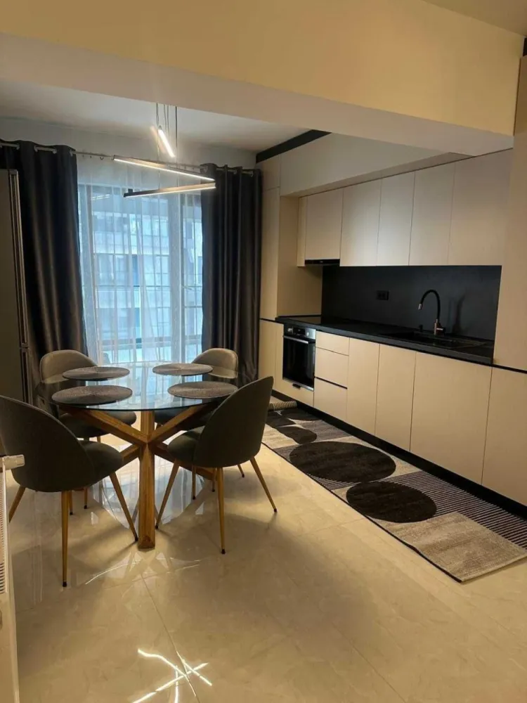 Închiriez Apartament Select Residence 2 camere full mobilat si utilat - Select Residence- Zona Dristor. Spre Închiriere un apartament nu a fost înlocuit niciodată, mutare imediata, finalizat noiembrie 2024, superb, cu 2 camere 70 m2 utili si o locatie excelenta, etaj 4/12, in zona Dristor - Dudesti in complexul Select Residence, modern, verde si foarte liniștita. Apartamentul se afla cu o distantă foarte aproape(600m) fata de metrou Dristor, transport in comun, parc, magazine, lângă București Mall Vitan, piața, unitate sanitara, scoală. Este alcătuit din: living luminos si foarte spațios, un dormitor, o baie moderna, cu finisaje de calitate, o bucătărie, un balcon de aproximativ 10,5 m2, hol, si multiple spatii de depozitare, full mobilata. Apartamentul dispune de: centrala termica proprie, aer condiționat Fujitsu cu comanda remote prin aplicație, gresie, faianța, parchet, ușa metalica, interfon cu video, 1 led TV Samsung 65”(163 cm), 1 led TV Samsung 50” (125 cm), Sound Bar Samsung, internet si cablu TV Digi, interior este absolut nou, mașina de spălat rufe Bosch, uscător Bosch frigider Bosch, hota telescopica incorporabila Bosch, cuptor incorporablila Bosch, plita cu inducție Bosch, bucătărie mobilata si utilata. Există plase de țânțari pe ambele uși ale balconului. Există un loc de parcare subterană pentru o mașină. Nu se accepta animale de companie. Garanție 950 euro + 1 luna de chirie 950 euro, contract înregistrat la ANAF Este ideal pentru un cuplu sau chiar o familie. Fără/exclus agenții, direct de la proprietarul, nu se percepe comision Va invit sa ma contactați pentru mai multe detalii si pentru a programa o vizionare.
