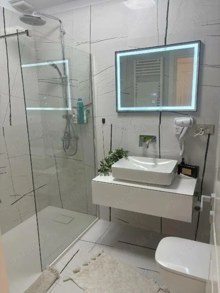 BRASADAS închiriază ap 2 cam. terasa, bloc NOU lux, UNIRII. - Agenția imobiliara BRASADAS închiriază apartament NOU cu 2 camere, complex rezidential, zona ultracentrala, langa Manastirea Antim, zona foarte linistita, in imediata vecinatate a Palatului Parlamentului. Este un apartament mobilat si utilat complet: iti aduci doar hainele !!! Este la prima inchiriere, mobila si electrocasnicele sunt noi ! Mobilat de lux, 2 grupuri sanitare, terasa mare, incalzire in pardoseala, bucatarie dotata, plita gaz, cuptor electric, cuptor microunde, combina frigorifica, masina spalat cu uscator, multiple dotari. Apartamentul este in proxima apropiere a Palatului Parlamentului, ministere, Piata Unirii, cu acces imediat la zonele de interes si mijloacele de transport in comun. Loc parcare resedinta.