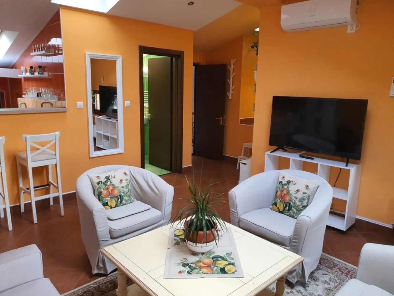 BRASADAS închiriază ap 2 cam la MANSARDA zona Dorobanti. - Agenția imobiliara BRASADAS închiriază Studio 65mp, mansarda/ P+3+M, semidecomandat, ascensor, constructie 2005, renovat, centrala proprie, aer conditionat, complet utilat.