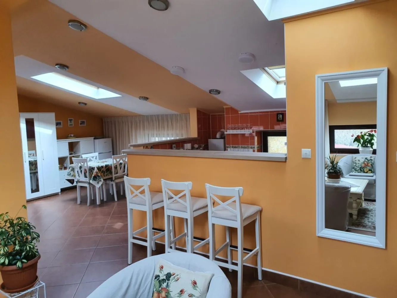 BRASADAS închiriază ap 2 cam la MANSARDA zona Dorobanti. - Agenția imobiliara BRASADAS închiriază Studio 65mp, mansarda/ P+3+M, semidecomandat, ascensor, constructie 2005, renovat, centrala proprie, aer conditionat, complet utilat.