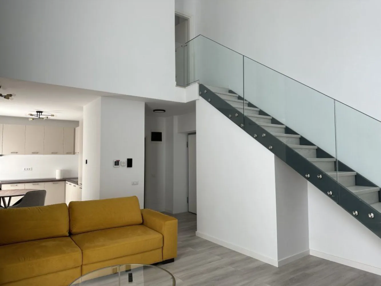 Cloud9 Resid. | Duplex & Gradina Privata | 2 Bai | Parcare. - Agenția imobiliara BRASADAS propune spre prima inchiriere un duplex cu gradina privata situat la parter-mezanin in complexul rezidential Cloud9 Residence, finalizat in anul 2020. Duplexul, cu o suprafata construita de 110 mp si gradina privata de 50 mp, este compartimentat pe doua planuri: parter (hol, bucatarie deschisa, zona de living, zona de dining, grup sanitar si 2 terase) si mezanin (hol, dormitor si baie). Duplexul dispune de aparate de aer conditionat in fiecare camera, sistem smart home climatizare, incalzire in pardoseala pe parter si radiatoare de tip panou la mezanin. Se inchiriaza mobilat si utilat. Pretul este 1200 euro lunar, o luna chirie + 3 luni garantie cu un loc de parcare subteran chiar langa accesul la lift inclus.