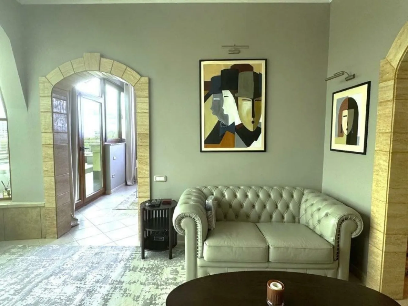 BRASADAS închiriază Penthouse cu terasa la Parcul Circului. - Agenția imobiliara BRASADAS închiriază un apartament deosebit de doua camera tip penthouse, decorat in stil neo-clasic, situat la etajul 5/5 intr-un imobil situat pe Bd. Lacul Tei (vis-Ă -vis de Circ/Parcul Circului), perfect pentru cei care apreciază rafinamentul, liniştea şi confortul. Imobilul de tip boutique, este construit in anul 2006 si finisat cu materiale de calitate iar apartamentul este promovat spre inchiriere pentru prima data dupa ce a fost complet renovat in anul 2025. Apartamentul are o suprafata de 82 mp utili la care se adauga o terasa de 64 mp, cu vedere panoramica spre Parcul Circului si acces din dining si din dormitor, si este compus din: - Un living generos, definit de arcade din piatră si ferestre panoramice. Tonurile neutre de gri şi crem sunt completate de accente şi detalii clasice reinterpretate modern. Un spaţiu vitrat spectaculos, tip orangerie, unde lumina naturală inundă întreaga zonă creează un ambient perfect pentru plante decorative sau momente de relaxare. - O zona de dining aerisită şi primitoare si o bucătărie complet echipată, integrată într-un spaţiu arcuit ce aduce un plus de caracter întregii zone. - Un dormitor spaţios care creează o atmosferă luxoasă, prin combinaţia de culori , materiale şi o iluminare ambientală bine gândită. Dormitorul dispune de dulapuri încorporate generoase, organizate eficient si de o baie matrimoniala foarte spatioasa. - O baie de serviciu compacta si eleganta pentru invitati, cu acces din hol Apartamentul dispune de un loc de parcare subteran, inclus in pretul chiriei si este complet mobilat si utilat cu: masina de spalat vase, masina de spalat rufe, instalatie de climatizare programabila prin aplicatie telefonica, centrala de bloc, acces cu liftul direct in apartament, instalatie audio discreta incastrata in plafon, multiple surse de lumina ambientala, internet, televiziune prin cablu, etc. Pretul lunar al chiriei este de 1500 euro, la care se vor adauga utilitatile. (ca si exemplu, in lunile de iarna, totalul utilitatilor si al facturilor conexe a fost de aproximativ 300 euro) Colaboram cu agentiile imobiliare, oferind un comision standard de 50% din chiria lunara. Pentru chirias se va solicita o luna de garantie si plata in avans a chiriei lunare. NU acceptam sub nicio forma chiriasi cu animale de companie, experientele anterioare fiind neplacute.