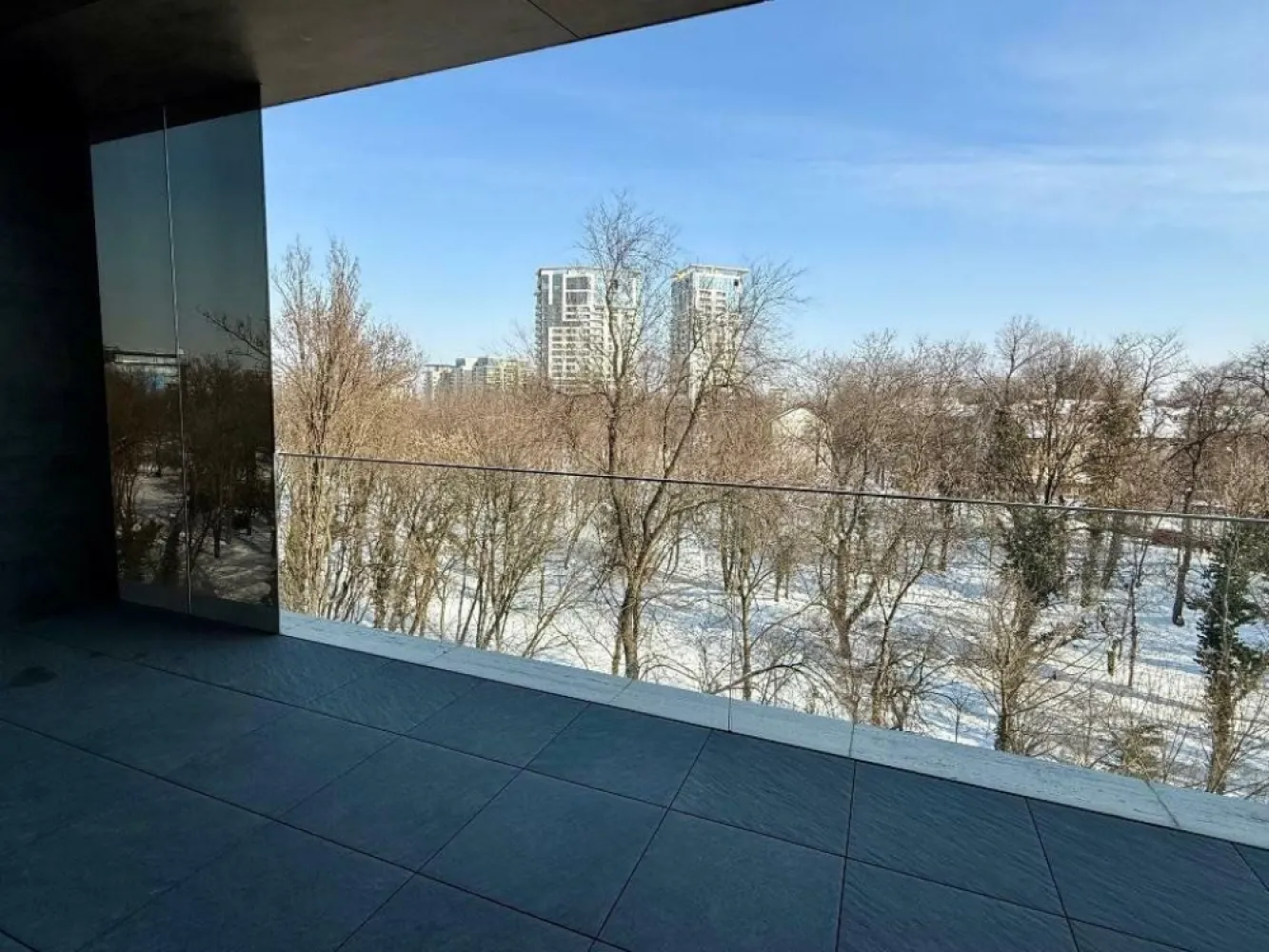 Rahmaninov one bedroom at Verdi Park - The attention to details and elegance are two concepts strongly desired by Rahmaninov Residence, and for us as well, who have chosen to invest in this exclusive project. We thought about the possible needs of our best customers, and for this reason, the proximity to the lake and above all, the view to Verdi Park, in a period like this, convinced us that this is the best option we can offer! Built to achieve the highest standards of comfort and luxury in Bucharest, the One Rahmaninov project offers you not only a place to live but also an experience, made possible by a 24/7 concierge service in a luxurious welcoming lobby where you will always be greeted by someone ready to take care of you. The apartment is divided in such a way to be dynamic, bright, spacious and carefully organized. Key features: - Park view with private terrace of 24 sqm and lots of natural light - Ceiling height of 3 m - Filomuro interior doors - REHAU floor heating system - REHAU built in ceiling cooling system - Fully equipped kitchen - Fully furnished - 2 bathrooms - 1 underground parking place