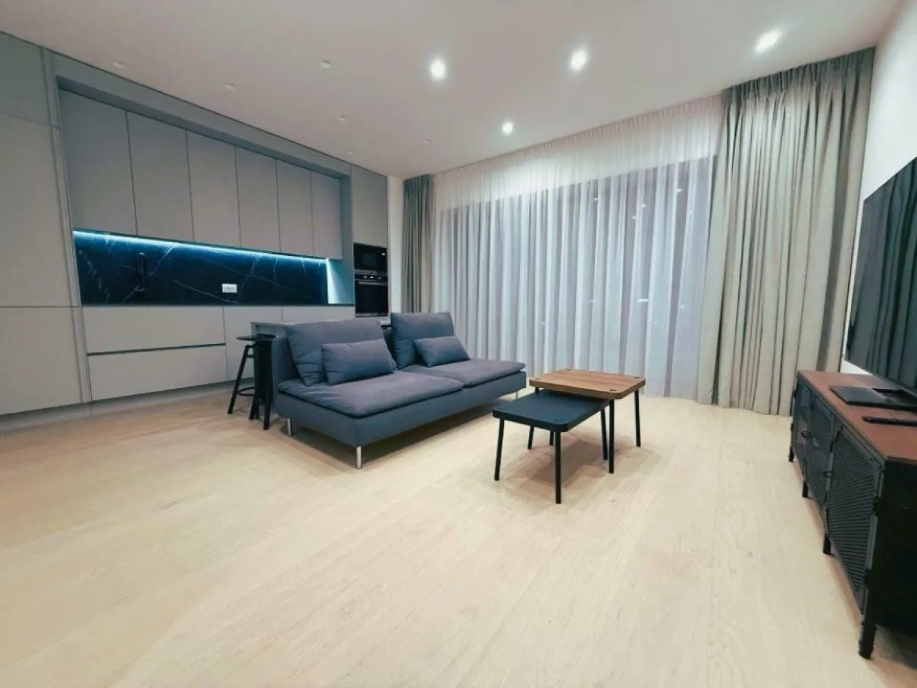 BRASADAS închiriază ap 2 cam Aviatiei et 7/10 langa metrou. - Agenția imobiliara BRASADAS închiriază apartament 2 camere în Aviatiei, aproape de clădirile de birouri de pe Pompeiu, la doar 3 minute de mers pe jos de Promenada Mall şi 5 minute de metrou. Apartamentul este la etajul 7, într-un bloc nou finalizat în 2024.Dacă ai maşină, vei aprecia că închirierea apartamentului include şi loc de parcare subteran. Ansamblul beneficiază de o curte interioară frumos amenajată peisagistic, cu barieră pentru un plus de siguranţă. De asemenea, scara clădirii dispune de recepţie şi paznic 24/7. Oferă-ţi confortul, siguranţa şi accesibilitatea de care ai nevoie! Nu rata această oportunitate! Pentru mai multe oferte accesați www.brasadas.com.