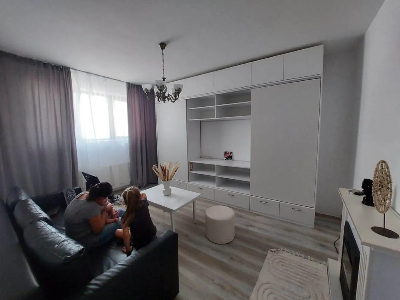 BRASADAS închiriază ap 2 cam la DEMISOL în CONFORT URBAN. - Agenția imobiliara BRASADAS închiriază apartament cu 2camere decomandat la DEMISOL 50mp,aer condiționat ,complet utilat,,sector 5 URBAN CONFORT cu loc de parcare inclus. Blocul este finalizat la sfarsitul anului 2013, este monitorizat video interior-exterior, dispune de interfon, STB la 1 minut distanță, 117-acces spre Piața Unirii, 220, 139, 32, supermarket-uri în incinta complexului, Careffour, Lidl, Mega-Image, La Doi Pași, Pepco, Coral, farmacii, restaurante, fast-food-uri, parcuri si locuri de joacă. Pentru mai multe oferte accesați www.brasadas.com.