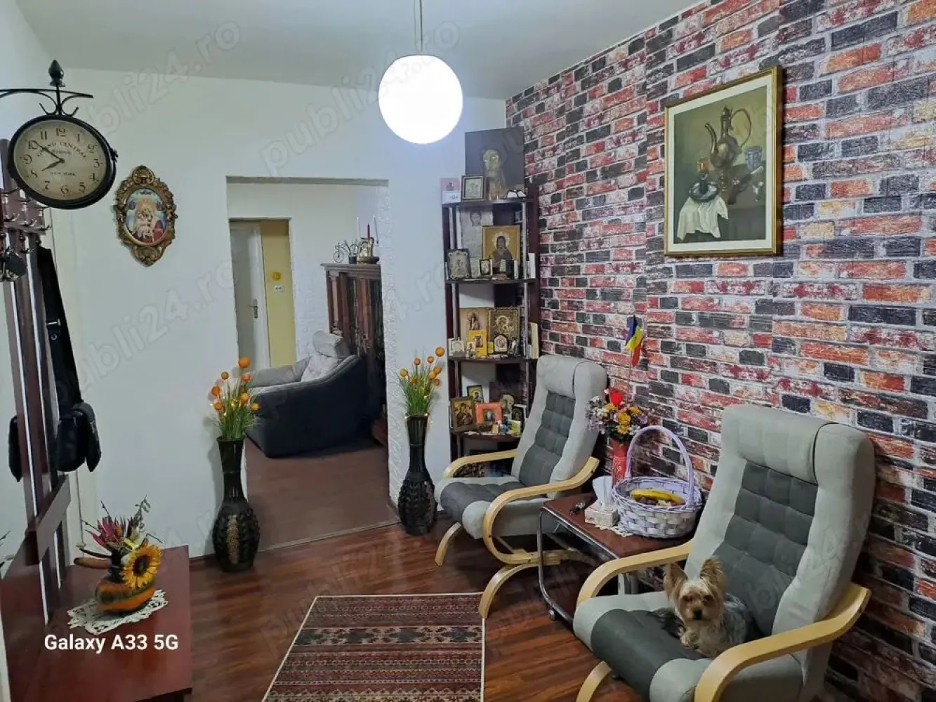 Vand apartament 3 camere - Vand apartament semidecomandat 3 camere 2 bai,balcon inchis , beci ,bloc caramida .izolat termic cheltuiei mici la intretinere etaj 4 din 4 ,se vinde mobilat ,zona buna magazine si spermarket foarte aproape .posibilitate parcare auto,pret Negociabil.