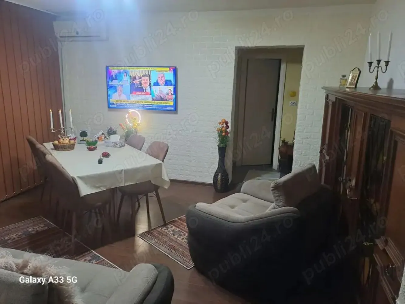 Vand apartament 3 camere - Vand apartament semidecomandat 3 camere 2 bai,balcon inchis , beci ,bloc caramida .izolat termic cheltuiei mici la intretinere etaj 4 din 4 ,se vinde mobilat ,zona buna magazine si spermarket foarte aproape .posibilitate parcare auto,pret Negociabil.