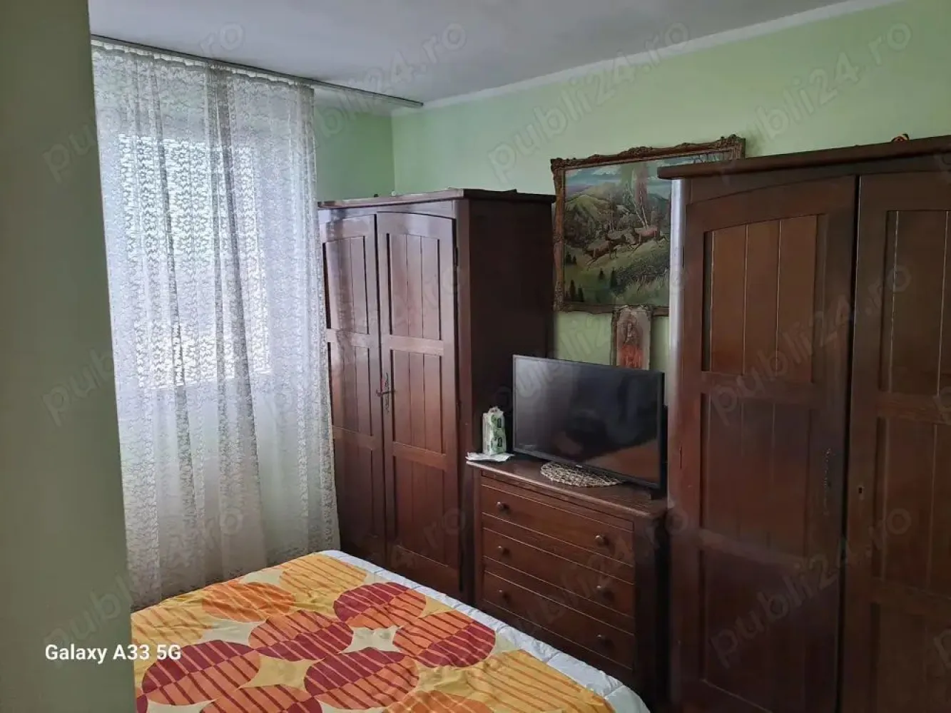 Vand apartament 3 camere - Vand apartament semidecomandat 3 camere 2 bai,balcon inchis , beci ,bloc caramida .izolat termic cheltuiei mici la intretinere etaj 4 din 4 ,se vinde mobilat ,zona buna magazine si spermarket foarte aproape .posibilitate parcare auto,pret Negociabil.