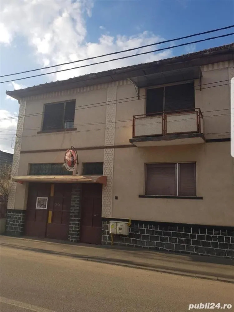 BASARAS vinde casa inchiriata pe 3 ani 800 Euro/luna. - Agenția imobiliara BRASADAS vinde casa cu sau fara chirie in derulare pe o perioada de 3 ani cu posibilitate prelungire ( chirie 800Euro, lunar utilitatile in seama chiriasului ) , imobilul P+1 nivele ( 170 mp avand 4 camere, living, bucatarie, 2 bai, terasa mare etaj ) cu dependinte 2 beciuri si un spatiu comercial de 40 mp inclus in cladire la parter fost bar cu posibilitatea relurii activitatii sau destinatie de garaj auto, curte aferenta. www.brasadas.com.