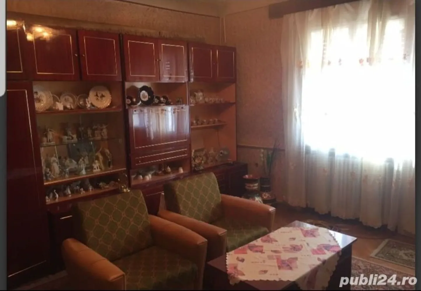 BASARAS vinde casa inchiriata pe 3 ani 800 Euro/luna. - Agenția imobiliara BRASADAS vinde casa cu sau fara chirie in derulare pe o perioada de 3 ani cu posibilitate prelungire ( chirie 800Euro, lunar utilitatile in seama chiriasului ) , imobilul P+1 nivele ( 170 mp avand 4 camere, living, bucatarie, 2 bai, terasa mare etaj ) cu dependinte 2 beciuri si un spatiu comercial de 40 mp inclus in cladire la parter fost bar cu posibilitatea relurii activitatii sau destinatie de garaj auto, curte aferenta. www.brasadas.com.