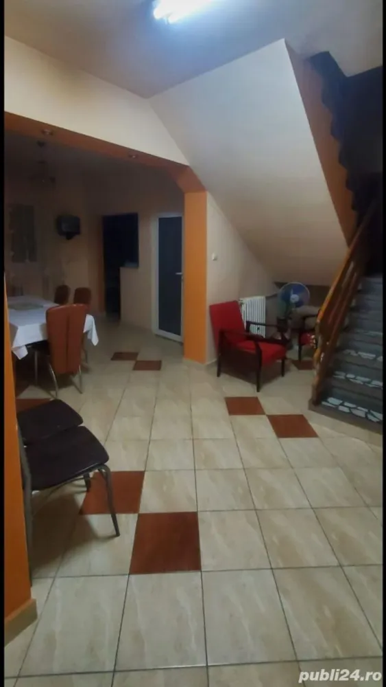 BASARAS vinde casa inchiriata pe 3 ani 800 Euro/luna. - Agenția imobiliara BRASADAS vinde casa cu sau fara chirie in derulare pe o perioada de 3 ani cu posibilitate prelungire ( chirie 800Euro, lunar utilitatile in seama chiriasului ) , imobilul P+1 nivele ( 170 mp avand 4 camere, living, bucatarie, 2 bai, terasa mare etaj ) cu dependinte 2 beciuri si un spatiu comercial de 40 mp inclus in cladire la parter fost bar cu posibilitatea relurii activitatii sau destinatie de garaj auto, curte aferenta. www.brasadas.com.