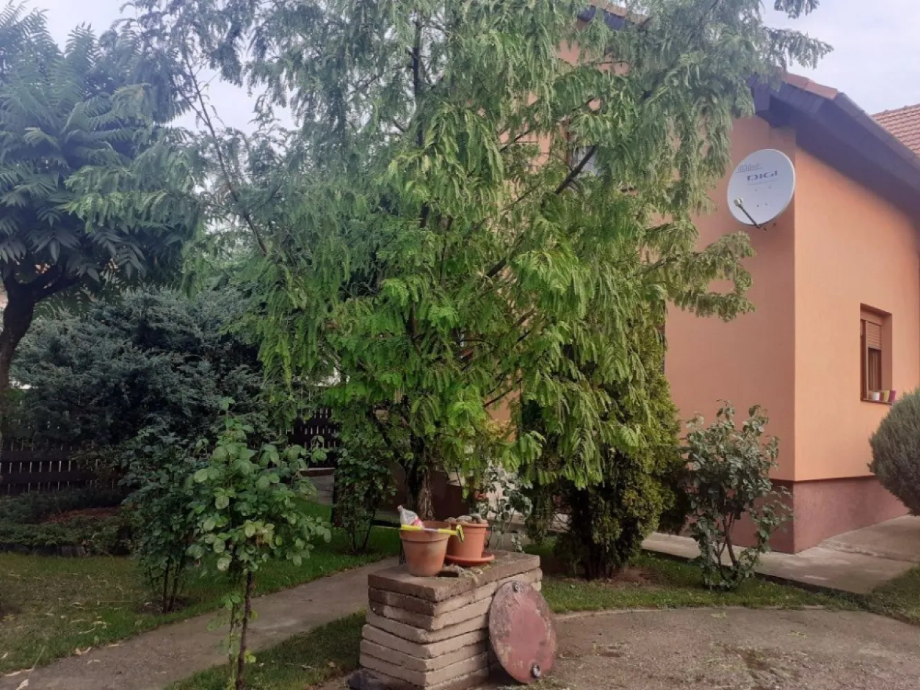 BRASADAS vinde casa cu 6 camere si teren 1200mp în Amati. - Agenția imobiliara BRASADAS vinde casă spațioasă și bine întreținută, situată la intrarea în localitatea Amati. Aceasta oferă un confort deosebit datorită spațiilor generoase și a dotărilor moderne. Caracteristici: Suprafață utilă: 220 m2 Camere: 4 sau mai multe Compartimentare: Parter + Etaj Utilități: Centrală pe lemne, canalizare,apă Apaserv Mobilată partial Compartimentare: Living spațios Bucătărie utilată complet Dining generos 4 camere 2 băi Sală de sport Cameră pentru centrală Anexe: Garaj + spațiu de depozitare pentru lemne 50 m2 Teren: 13 ari total 7 ari livadă 6 ari curte O proprietate ideală pentru cei care își doresc liniștea unei zone retrase, dar cu acces facil către oraș. Casă este construita pentru a putea locuit doua familii. Pentru mai multe oferte accesați www.brasadas.com.