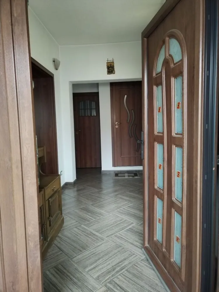BRASADAS vinde casa cu etaj in zona Paulestiului. - Agenția imobiliara BRASADAS vinde casa in zona Paulestiului, cu o suprafață de 384 mp. (amprenta 128mp) Proprietatea este compusă din parter, care este locuibil și dotat cu centrala termica nouă. Etajul 1 și mansarda sunt în roșu și dispun de geamuri termopane. Proprietatea deține un beci, acces auto și teren cu o suprafață de 630mp. Pentru mai multe oferte accesați www.brasadas.com.