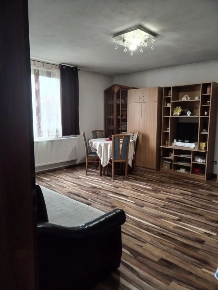 BRASADAS vinde casa cu etaj in zona Paulestiului. - Agenția imobiliara BRASADAS vinde casa in zona Paulestiului, cu o suprafață de 384 mp. (amprenta 128mp) Proprietatea este compusă din parter, care este locuibil și dotat cu centrala termica nouă. Etajul 1 și mansarda sunt în roșu și dispun de geamuri termopane. Proprietatea deține un beci, acces auto și teren cu o suprafață de 630mp. Pentru mai multe oferte accesați www.brasadas.com.