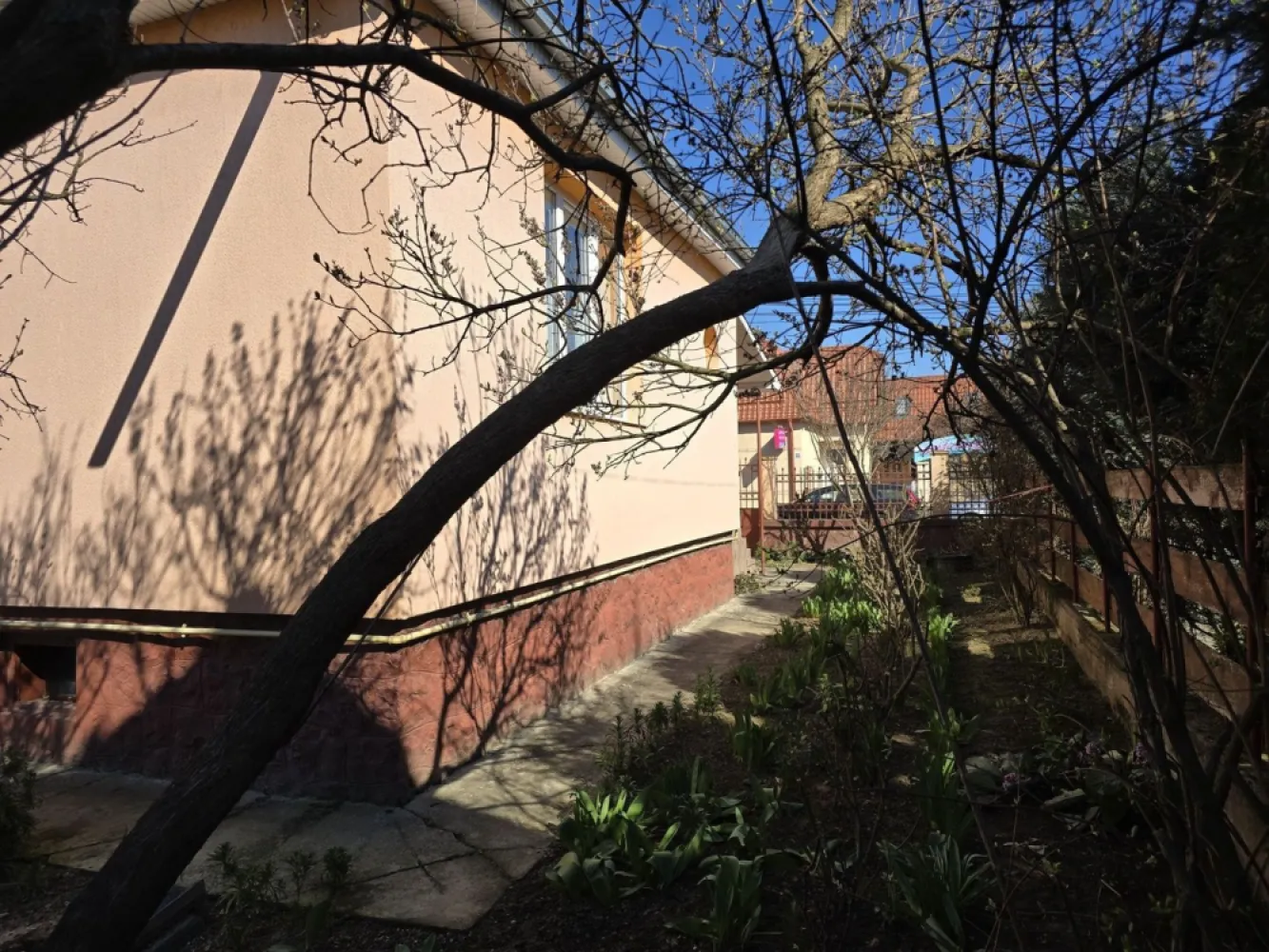BRASADAS vinde casa 3 cam 120mp teren 7 ari zona Micro 17. - Agenția imobiliara BRASADAS vinde casa cu 3 camere cu suprafata utila de 120 mp. si teren aferent de 700mp. Bucatarie, baie si terasa in spate. Este situata in zona Micro 17 aproape de scoli, magazine cabinete medicale. Se poate face si intrare cu masina in curte fiind spatiu suficient. Este in stare foarte buna locuibila si mobilata. Pentru mai multe oferte accesați www.brasadas.com.