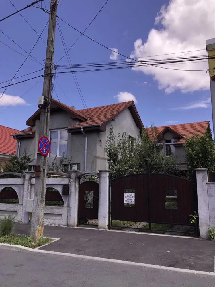 BRASADAS vinde casă cu etaj 8 cam 8 ari zona BOTIZULUI. - Agenția imobiliara BRASADAS vinde casă în zona ștrandului vechi, sau schimba cu casă la țară + diferența. Proprietatea se află într-o zonă bună, liniștită, în plină dezvoltare, la 15 minute de mers pe jos de centru, sau 5 minute cu mașina. Aceasta dispune de o suprafață utilă de 160 mp, și teren cu suprafața totală de 8 ari. Casa este împărțită în trei spații separate de locuit, având în total 8 camere. Două dintre aceste spații de locuit sunt finisate, iar una nefinisată, toată construcția fiind dispusă pe două niveluri. Proprietatea dispune și de o anexă în partea din spate a curții, folosită pentru depozitare. Dispune de toate utilitățile. Pentru mai multe oferte accesați www.brasadas.com.