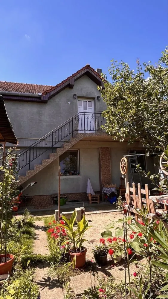 BRASADAS vinde casă cu etaj 8 cam 8 ari zona BOTIZULUI. - Agenția imobiliara BRASADAS vinde casă în zona ștrandului vechi, sau schimba cu casă la țară + diferența. Proprietatea se află într-o zonă bună, liniștită, în plină dezvoltare, la 15 minute de mers pe jos de centru, sau 5 minute cu mașina. Aceasta dispune de o suprafață utilă de 160 mp, și teren cu suprafața totală de 8 ari. Casa este împărțită în trei spații separate de locuit, având în total 8 camere. Două dintre aceste spații de locuit sunt finisate, iar una nefinisată, toată construcția fiind dispusă pe două niveluri. Proprietatea dispune și de o anexă în partea din spate a curții, folosită pentru depozitare. Dispune de toate utilitățile. Pentru mai multe oferte accesați www.brasadas.com.