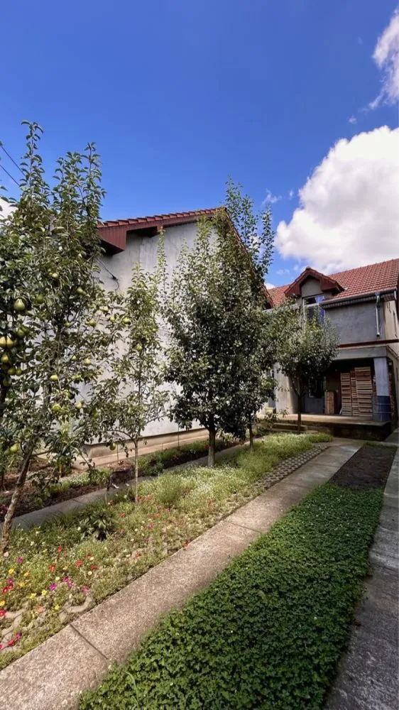 BRASADAS vinde casă cu etaj 8 cam 8 ari zona BOTIZULUI. - Agenția imobiliara BRASADAS vinde casă în zona ștrandului vechi, sau schimba cu casă la țară + diferența. Proprietatea se află într-o zonă bună, liniștită, în plină dezvoltare, la 15 minute de mers pe jos de centru, sau 5 minute cu mașina. Aceasta dispune de o suprafață utilă de 160 mp, și teren cu suprafața totală de 8 ari. Casa este împărțită în trei spații separate de locuit, având în total 8 camere. Două dintre aceste spații de locuit sunt finisate, iar una nefinisată, toată construcția fiind dispusă pe două niveluri. Proprietatea dispune și de o anexă în partea din spate a curții, folosită pentru depozitare. Dispune de toate utilitățile. Pentru mai multe oferte accesați www.brasadas.com.