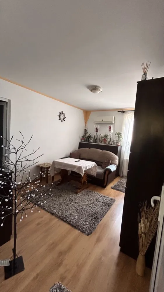 BRASADAS vinde casă cu etaj 8 cam 8 ari zona BOTIZULUI.