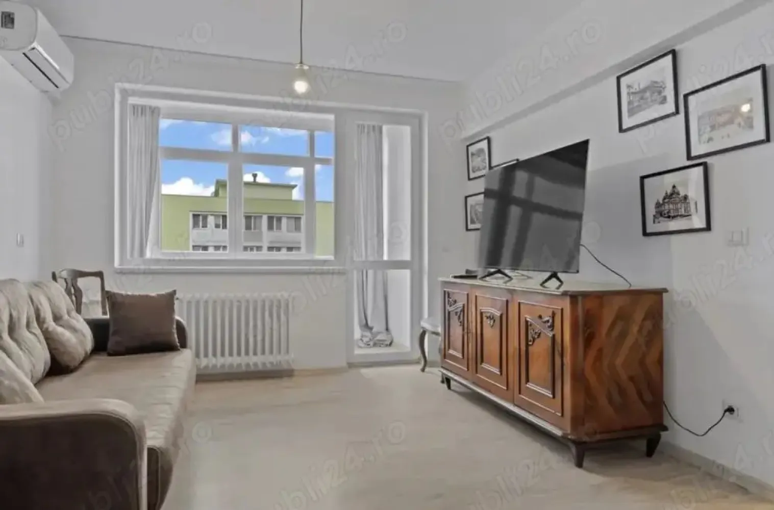 BRASADAS închiriază ap 2 cam 5/8 Marasesti - Cantemir - Agenția imobiliara BRASADAS închiriază apartament cu 2 camere 50mp. cu balcon, decomandat, recent renovat, situat între Unirii și Tineretului, 7min de metro, la etajul 5 din 8 in bloc termoizolat cu lift nou. Luminos, curat, cu vecini liniștiți, si Mega la scara blocului. Se închiriază mobilat și utilat. O parte din mobilier va fi înlocuit în curând inaintea venirii chiriasului. Include aer condiționat, TV, mașină de spălat, cuptor, aragaz. Contract ANAF pe minim 1 an. Chirie: 550 euro. Se solicită o lună avans + o lună garanție. Pentru mai multe oferte accesați www.brasadas.com.