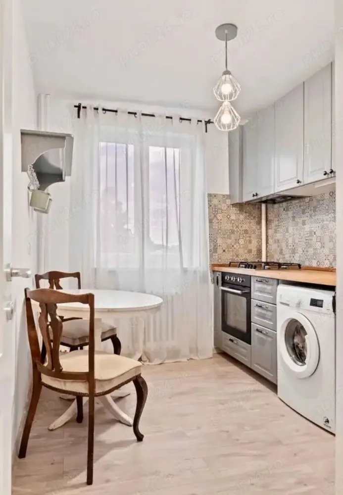BRASADAS închiriază ap 2 cam 5/8 Marasesti - Cantemir - Agenția imobiliara BRASADAS închiriază apartament cu 2 camere 50mp. cu balcon, decomandat, recent renovat, situat între Unirii și Tineretului, 7min de metro, la etajul 5 din 8 in bloc termoizolat cu lift nou. Luminos, curat, cu vecini liniștiți, si Mega la scara blocului. Se închiriază mobilat și utilat. O parte din mobilier va fi înlocuit în curând inaintea venirii chiriasului. Include aer condiționat, TV, mașină de spălat, cuptor, aragaz. Contract ANAF pe minim 1 an. Chirie: 550 euro. Se solicită o lună avans + o lună garanție. Pentru mai multe oferte accesați www.brasadas.com.