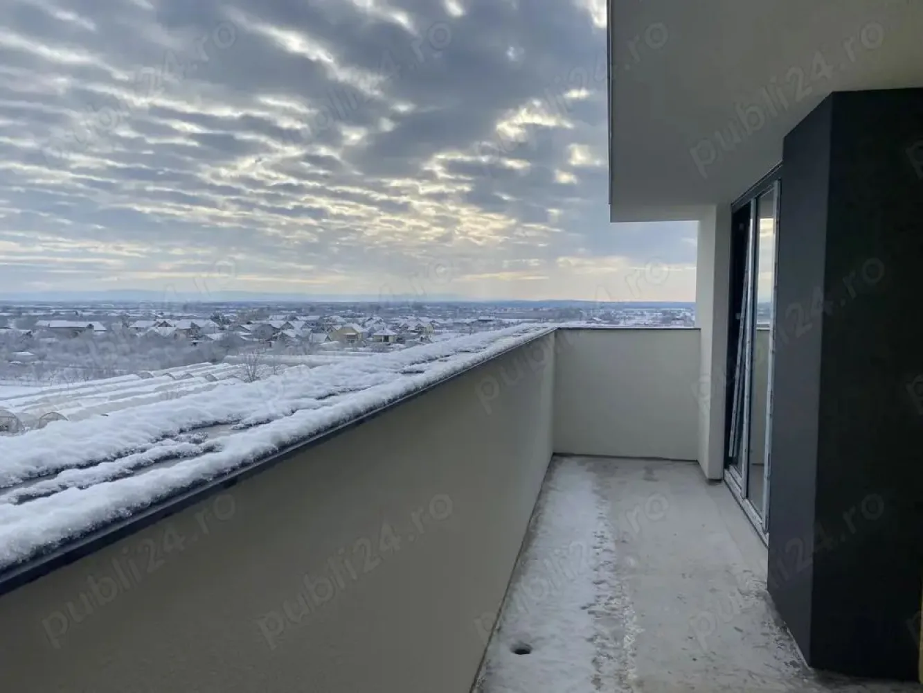 Agentia imobiliara BRASADAS vinde ap NOU -2025- cu 3 Camere. - Apartament 3 camere , semifinisat , bucatarie ,debara ,incalzire in pardoseala ,geamuri termopan triplex , centrala termica ,incalzire in pardoseala ,1 loc parcare privata , 2 bai , 86 mp utili ,din care 11 mp balcon, lift . Www.brasadas.com.