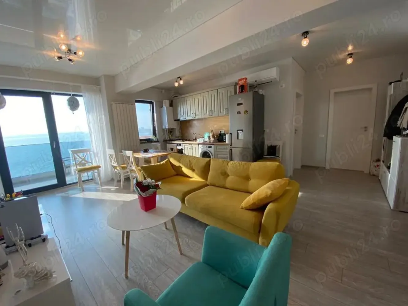 Apartament de inchiriat Mamaia Nord de lux, termen lung! - Ofer spre inchiriere apartament in zona Mamaia Nord, la bloc Sunny lake, vedere frontala lac, mobilat si utilat lux si complet. Imobilul are doua camere, doua bai , o terasa si ofer loc de parcare inclus! Se inchiriaza doar pe termen lung! Pretul pentru 12 luni este ij felul urmatorul: Lunile : aprilie - 400 euro Mai, iunie, iulie, august, septembrie- 650 de euro Octombrie, noiembrie, decembrie, ianuarie, februarie, martie-400 euro. Utilitatile se achita separat. Pentru mai multe detalii va rog sa ma contactati.