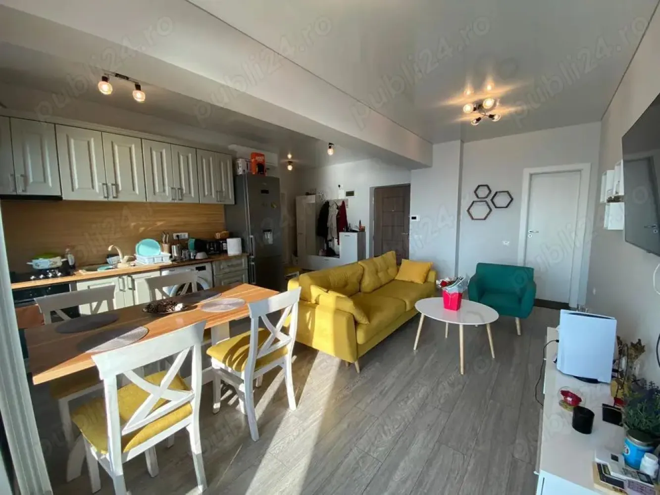 Apartament de inchiriat Mamaia Nord de lux, termen lung! - Ofer spre inchiriere apartament in zona Mamaia Nord, la bloc Sunny lake, vedere frontala lac, mobilat si utilat lux si complet. Imobilul are doua camere, doua bai , o terasa si ofer loc de parcare inclus! Se inchiriaza doar pe termen lung! Pretul pentru 12 luni este ij felul urmatorul: Lunile : aprilie - 400 euro Mai, iunie, iulie, august, septembrie- 650 de euro Octombrie, noiembrie, decembrie, ianuarie, februarie, martie-400 euro. Utilitatile se achita separat. Pentru mai multe detalii va rog sa ma contactati.