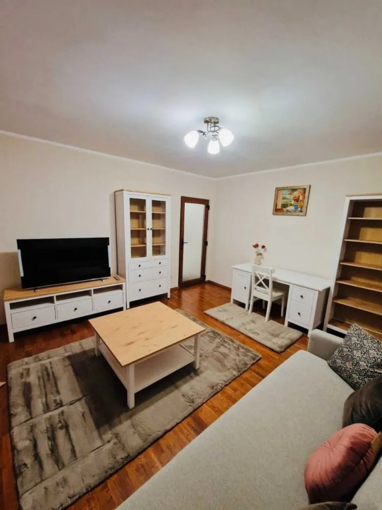 Inchiriez Apartament 2 camere Piata Amzei langa Teatrul Ion Creanga - Inchiriez Apartament 2 camere Piata Amzei (langa Teatrul Ion Creanga) Etaj 1. Apartamentul este complet utilat si mobilat (3 AC; 2 TV; Cablu Tv Digital; Termopane; mobila Mobexpert; sistem alarma ... etc) Bloc este renovat. Nu are risc seismic. Fara loc de parcare. Fara animale de companie. Fara copii. Nu inchiriez la firme. Contract la ANAF.