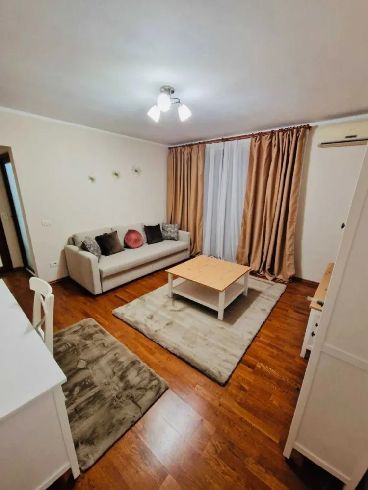 Inchiriez Apartament 2 camere Piata Amzei langa Teatrul Ion Creanga - Inchiriez Apartament 2 camere Piata Amzei (langa Teatrul Ion Creanga) Etaj 1. Apartamentul este complet utilat si mobilat (3 AC; 2 TV; Cablu Tv Digital; Termopane; mobila Mobexpert; sistem alarma ... etc) Bloc este renovat. Nu are risc seismic. Fara loc de parcare. Fara animale de companie. Fara copii. Nu inchiriez la firme. Contract la ANAF.