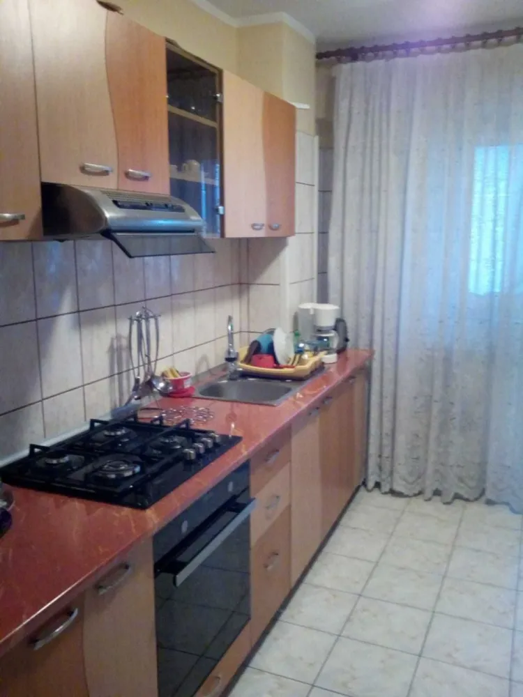 BRASADAS închiriază ap 2 cam Et 6/8 zona Unirii - Agenția imobiliara BRASADAS închiriază apartament cu 2 camere, decomandat, complet mobilat și utilat, situat in zona Unirii la numai 7-10 minute distanta fata de gura de metrou, iar linia de stb trece chiar prin fata blocului fiind situat lângă camera de comert. În imediata apropiere se regăsesc grădinițe și școli, supermarket, magazine. Acesta este amplasat la etajul 6/8 cu lift, al unui imobil din anul 1990 si se intinde pe o suprafata utila 64 mp, inclusiv 1 balcon de 8 mp. Apartamentul are vedere la raul dambovita. Confortul termic este realizat prin termoficare cu incalzire in calorifere. Bucataria este complet mobilata si utilata pentru confortul zilnic. Este ideal ca si rezidenta pentru un cuplu sau o familie. Se accepta animale de companie. Apartamentul este disponibil imediat. Se achita 1 luna chirie + 1 luna garantie