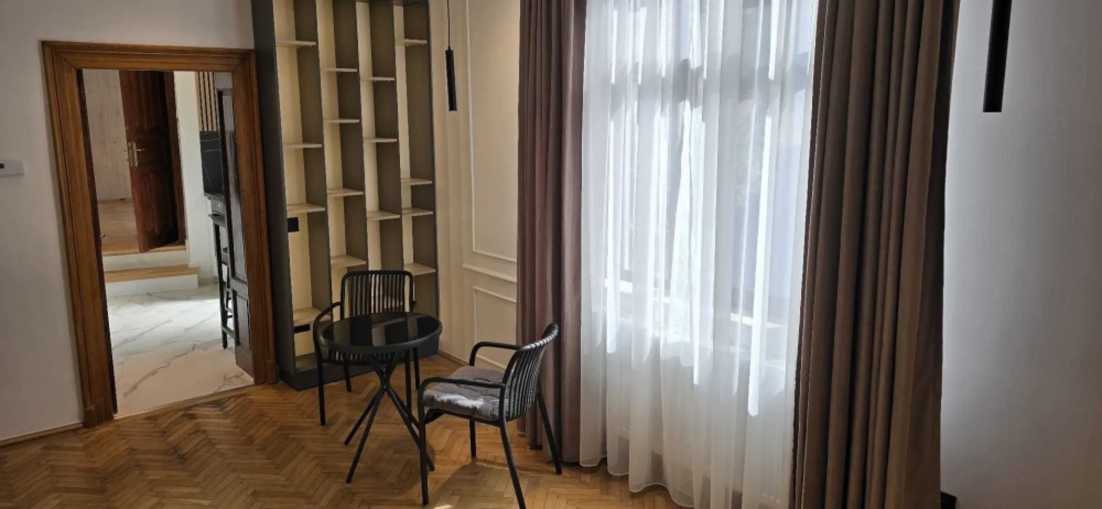 Inchiriez 2 camere, zona Vasile Lascar - Dacia - Agenția imobiliara BRASADAS închiriază apartament cu 2 camere, 55 mp, et. 1, in casa interbelica, AC, internet / cablu TV, RENOVAT in totalitate, mobilat. Toate utilitatile. Pentru mai multe oferte accesați www.brasadas.com.