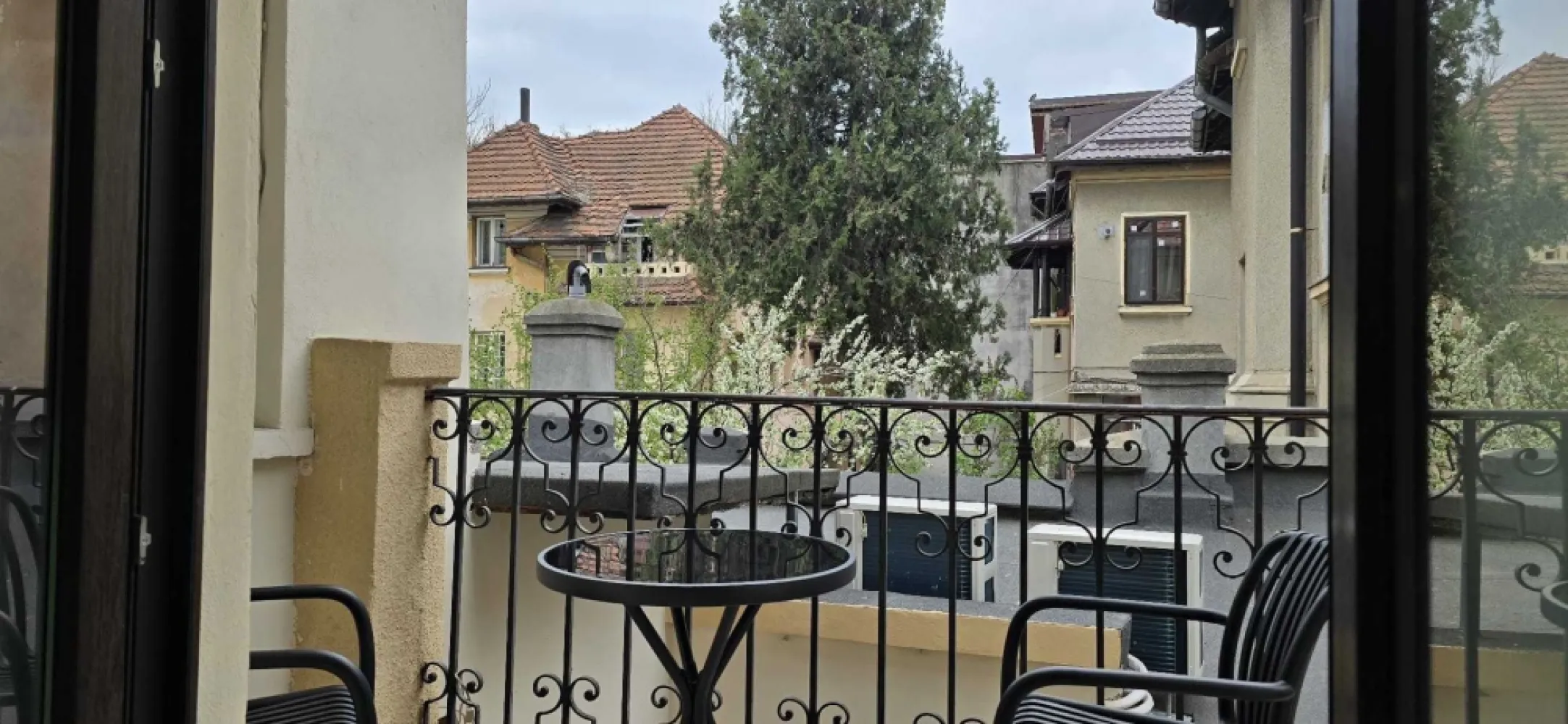 Inchiriez 2 camere, zona Vasile Lascar - Dacia - Agenția imobiliara BRASADAS închiriază apartament cu 2 camere, 55 mp, et. 1, in casa interbelica, AC, internet / cablu TV, RENOVAT in totalitate, mobilat. Toate utilitatile. Pentru mai multe oferte accesați www.brasadas.com.
