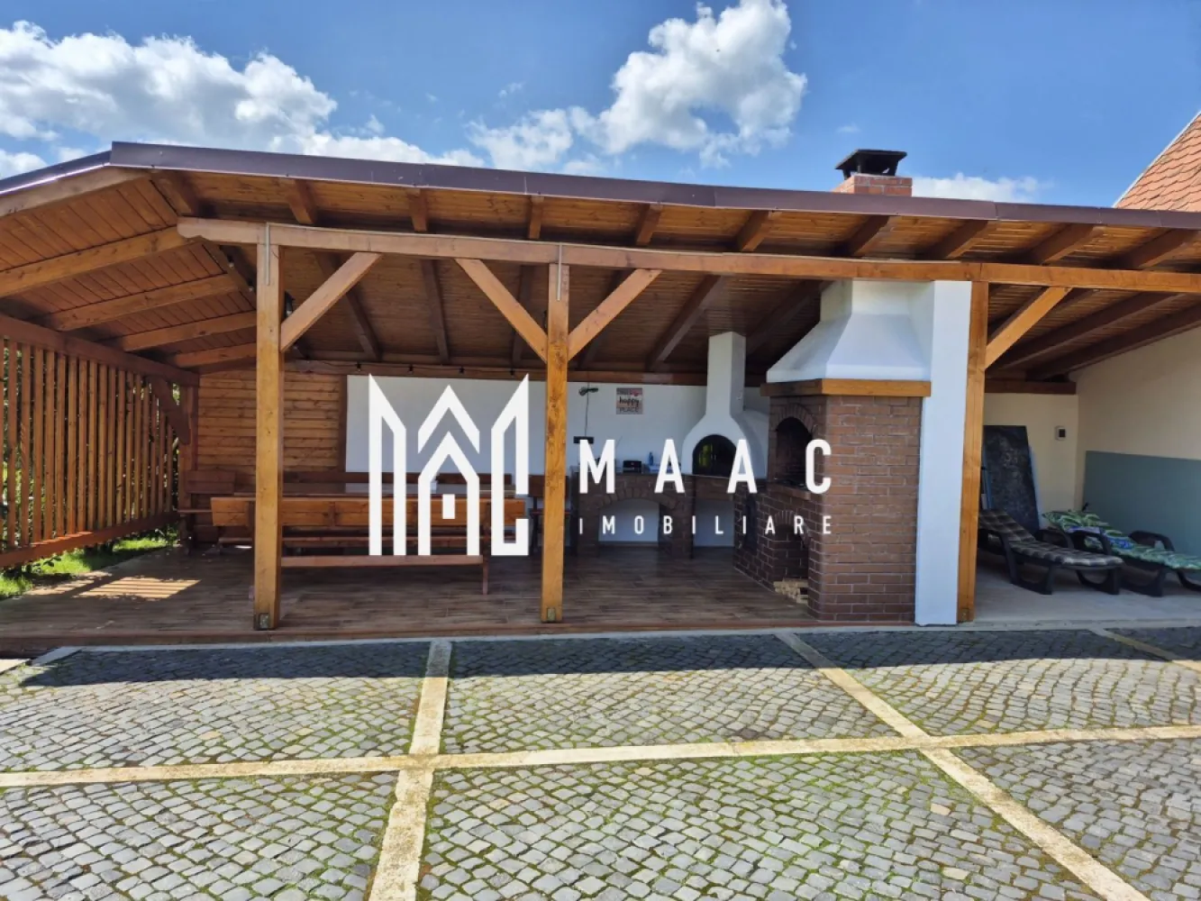 Casă spațioasă cu 5 camere I 1.000 mp teren I Rășinari I Sibiu - Casă spațioasă de vânzare în Rășinari, jud. Sibiu O proprietate ideală pentru cei care caută liniștea naturii, dar vor să rămână aproape de oraș. Caracteristici principale: Suprafață utilă: 200 mp Teren generos: 1.000 mp, cu curte mare și grădină amenajată Compartimentare eficientă: 5 camere, living generos, bucătărie închisă, 2 băi Foișor, zonă de relaxare cu grătar – perfectă pentru momente petrecute în familie sau cu prietenii Gazon întreținut, spațiu verde ideal pentru joacă, relaxare sau grădinărit Utilități și dotări: Toate utilitățile: apă, canalizare, gaz, electricitate Încălzire prin centrală pe gaz și lemne – alternativă practică și economică Liberă de orice sarcini – actele sunt pregătite pentru vânzare Localizare: Casa este situată într-o zonă liniștită din Rășinari, la doar câțiva kilometri de Sibiu – un cadru natural deosebit, cu acces facil către oraș. Potrivită ca locuință de familie, casă de vacanță sau investiție turistică. Pentru detalii suplimentare, consultanță sau programarea unei vizionări, te rugăm să ne contactezi si sa specifici CP2722226. }}