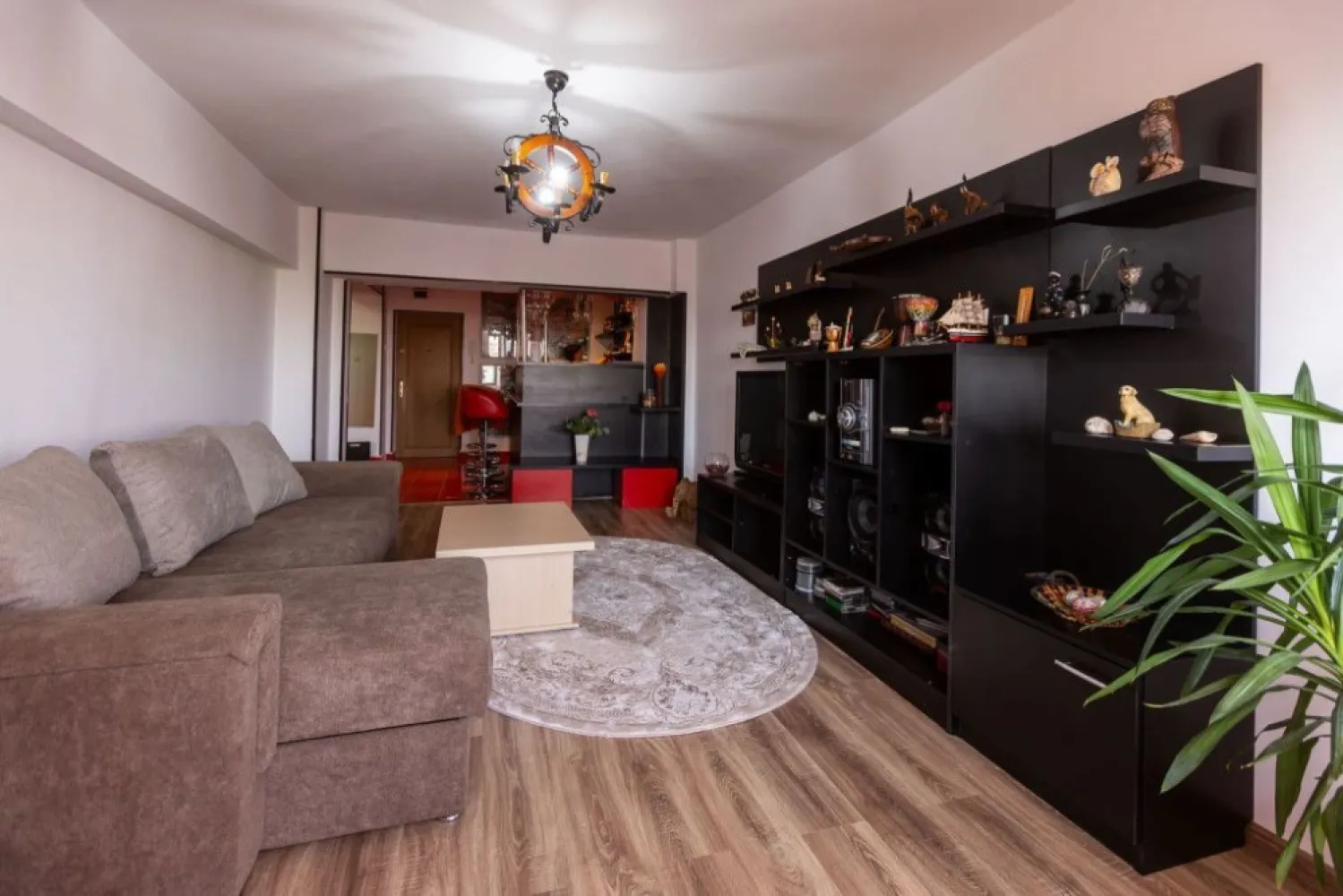 BRASADAS închiriază ap 2 cam Bd. Unirii, complet mobilat si utilat - Agenția imobiliara BRASADAS închiriază apartament de 2 camere situat in cea mai frumoasa zona a Bucurestiului pe Bd. Unirii , o zona curata linistita plina de frumos si istorie, in apropierea Bibliotecii Nationale. Apartamentul se afla intr un bloc P + 10 din anul 2000 ,la etajul 5, are su. 68 mp., 2 camere, baie,bucatarie ,holuri si 3 balcoane. dispune si de un loc de parcare. Apartamentul este foarte frumos mobilat, tineresc, curat, disponibil imediat . Va invitam la o vizionare. se doreste o chirie si o garantie.