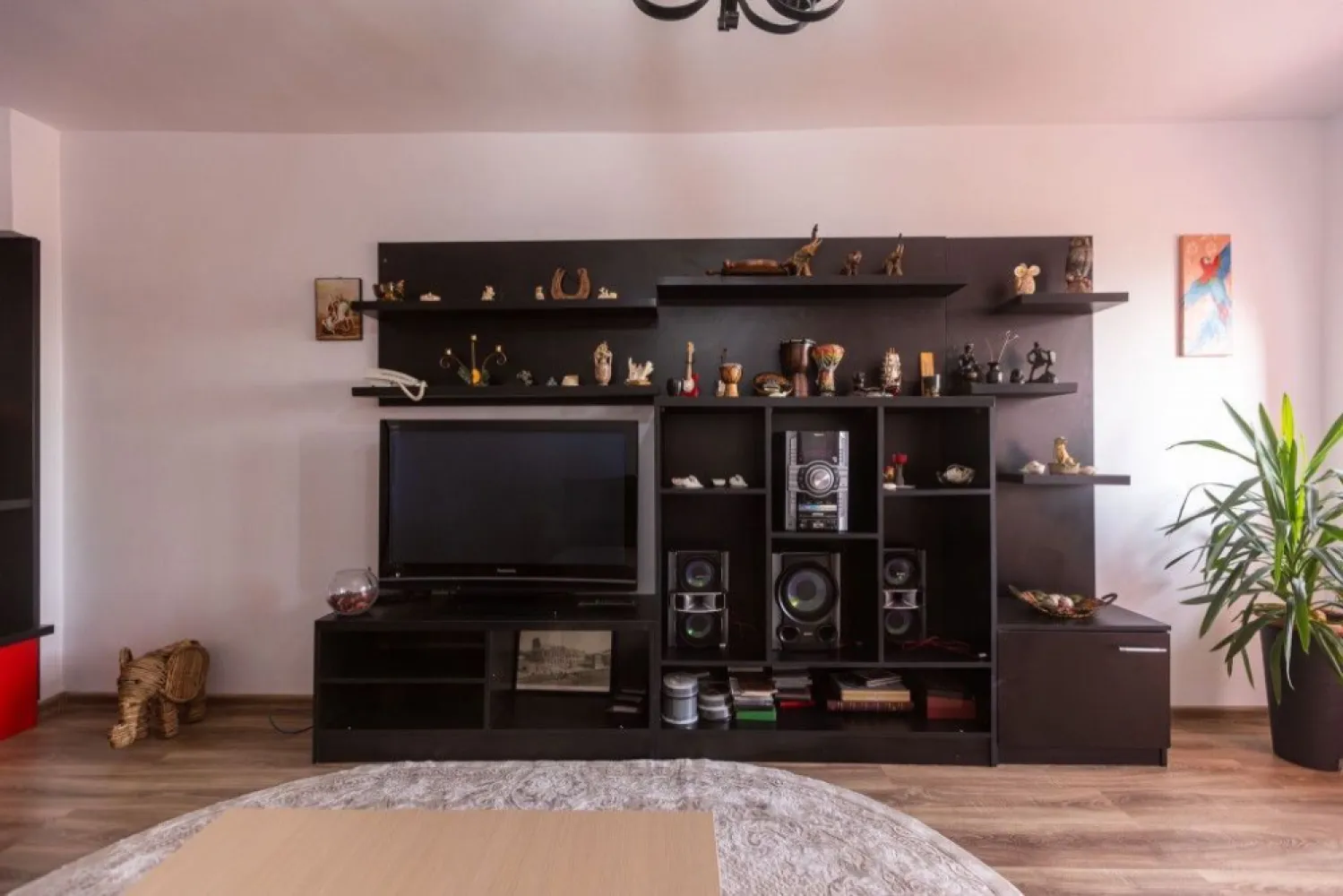 BRASADAS închiriază ap 2 cam Bd. Unirii, complet mobilat si utilat - Agenția imobiliara BRASADAS închiriază apartament de 2 camere situat in cea mai frumoasa zona a Bucurestiului pe Bd. Unirii , o zona curata linistita plina de frumos si istorie, in apropierea Bibliotecii Nationale. Apartamentul se afla intr un bloc P + 10 din anul 2000 ,la etajul 5, are su. 68 mp., 2 camere, baie,bucatarie ,holuri si 3 balcoane. dispune si de un loc de parcare. Apartamentul este foarte frumos mobilat, tineresc, curat, disponibil imediat . Va invitam la o vizionare. se doreste o chirie si o garantie.